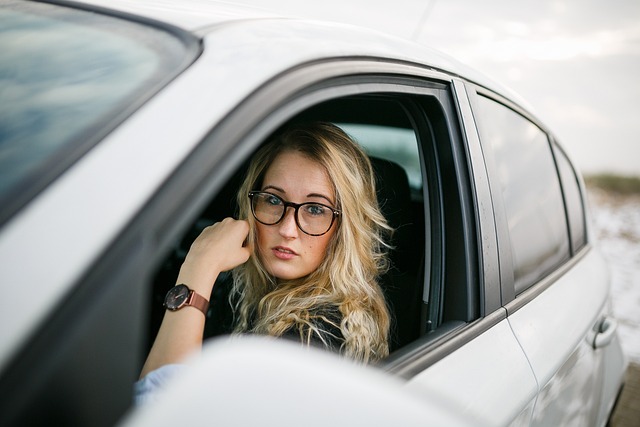 devojka u automobilu